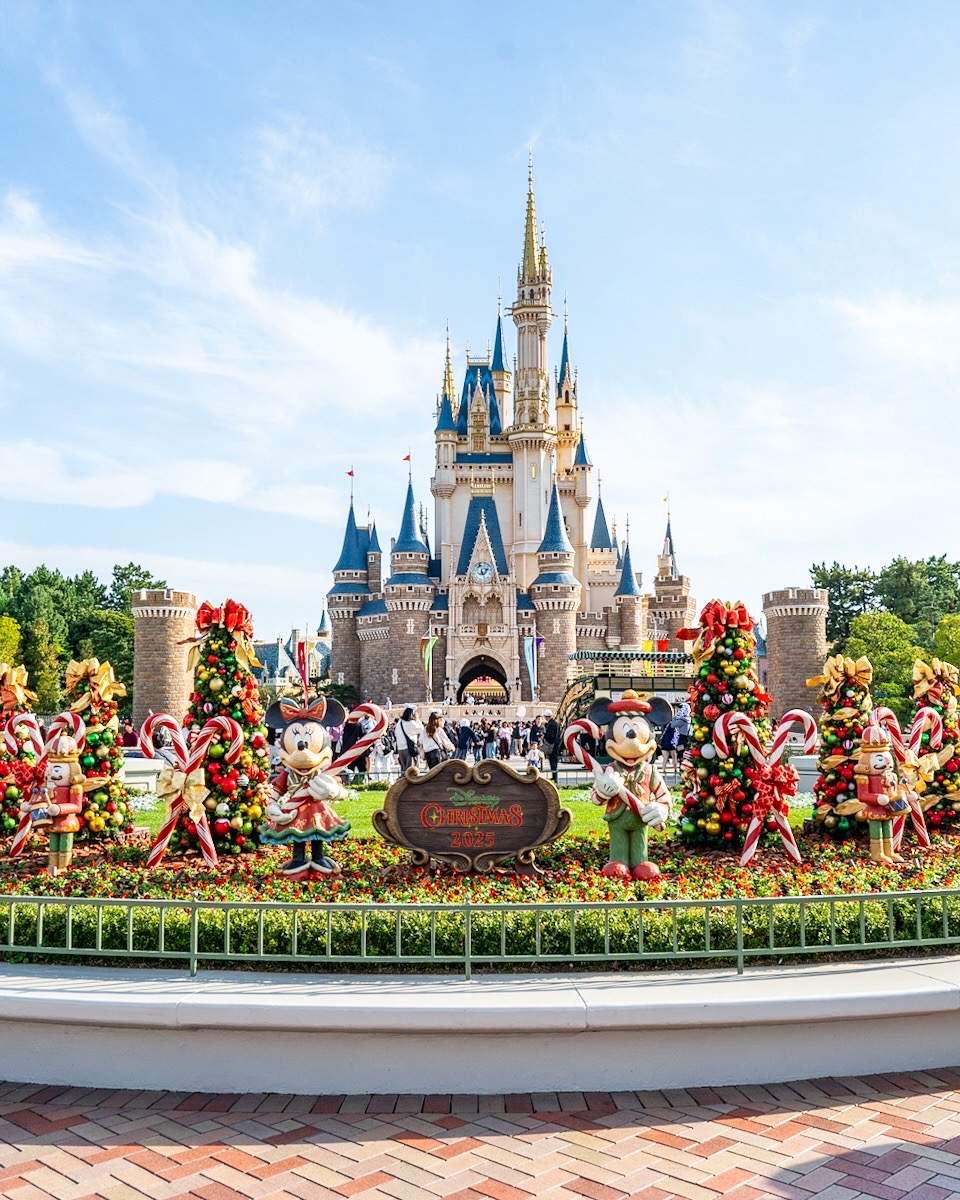 東京ディズニーランド”ディズニー・クリスマス2025”デコレーション　パレードルートバナー　トイズ・ワンダラス・クリスマス　　プラザデコレーション