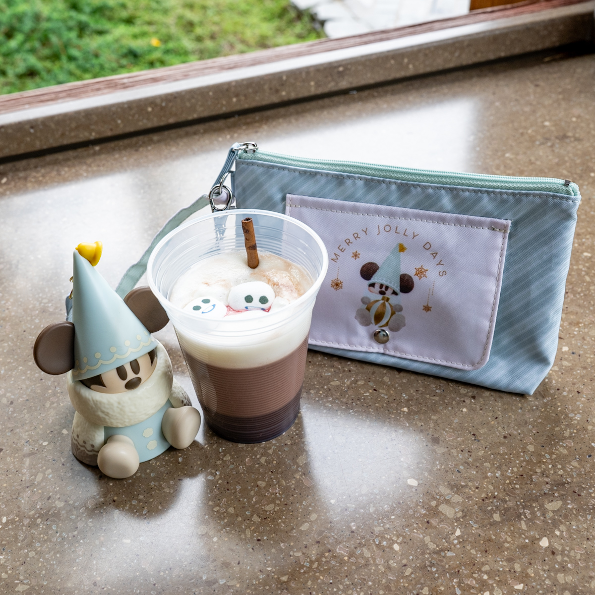 東京ディズニーシー「アレンデールロイヤルバンケット」スノーギースのホットチョコレート(リンゴンベリー&ホイップ ミニスナックケース