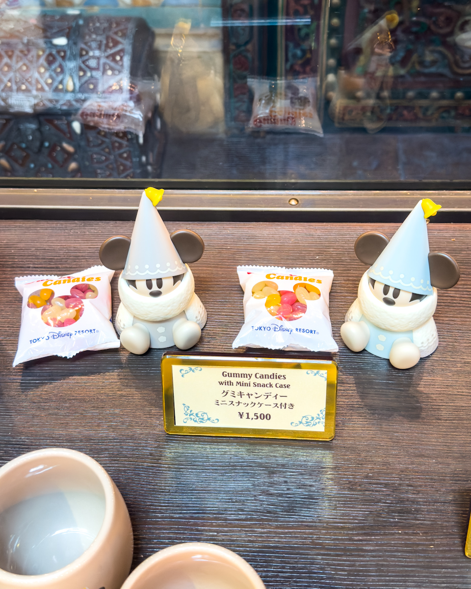 東京ディズニーリゾート“ディズニー・クリスマス2025”グミキャンディー、ミニスナックケース（リルリンリン）付き　ベージュ
