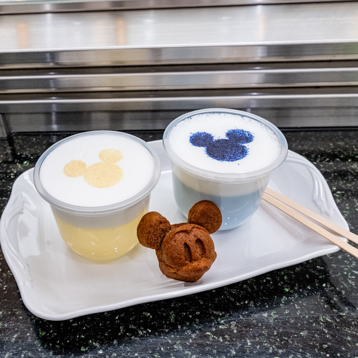 ディズニーアンバサダーホテル「チックタック・ダイナー」オリジナルホットラテ　＋パンメニュー　ミッキー