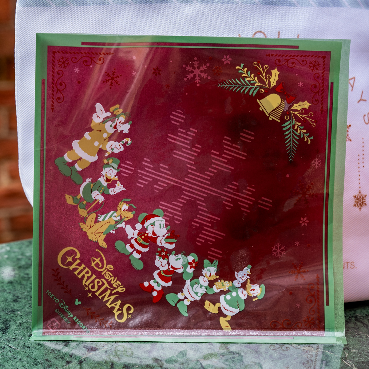 スペシャルサンド（ローストビーフ、トリュフ風味のマッシュポテト、チーズ　包み紙