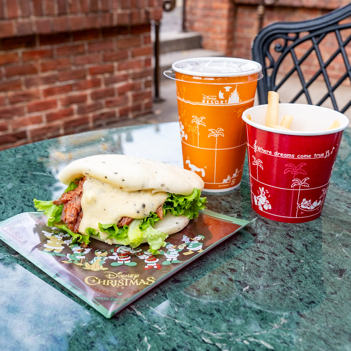 東京ディズニーシー「ニューヨーク・デリ」“ディズニー・クリスマス2025”スペシャルセット