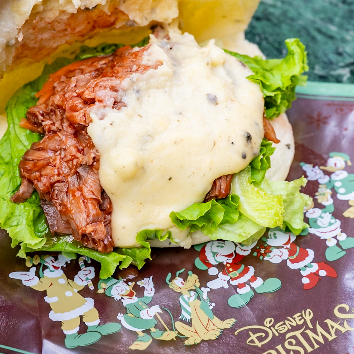 スペシャルサンド（ローストビーフ、トリュフ風味のマッシュポテト、チーズ1