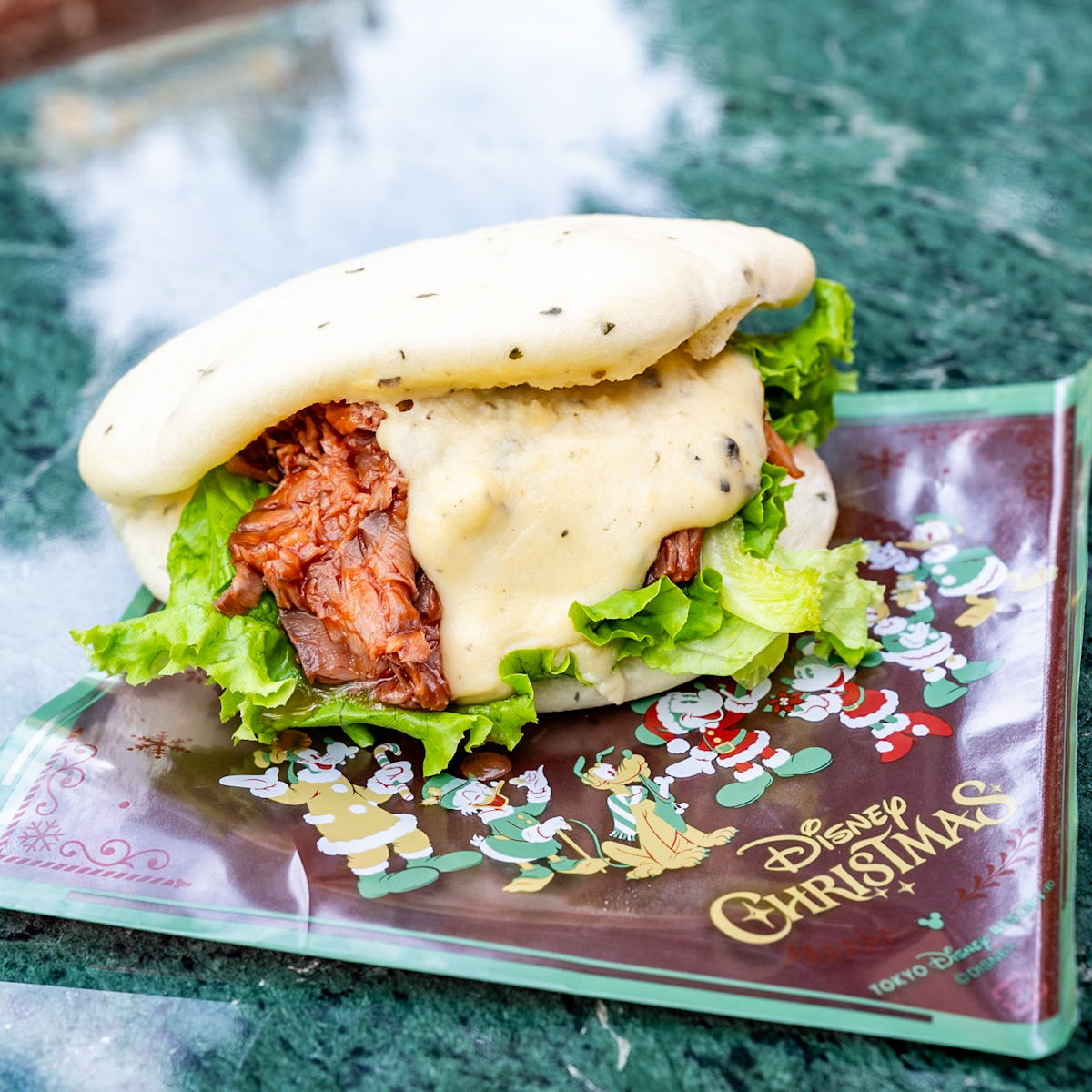 スペシャルサンド（ローストビーフ、トリュフ風味のマッシュポテト、チーズ