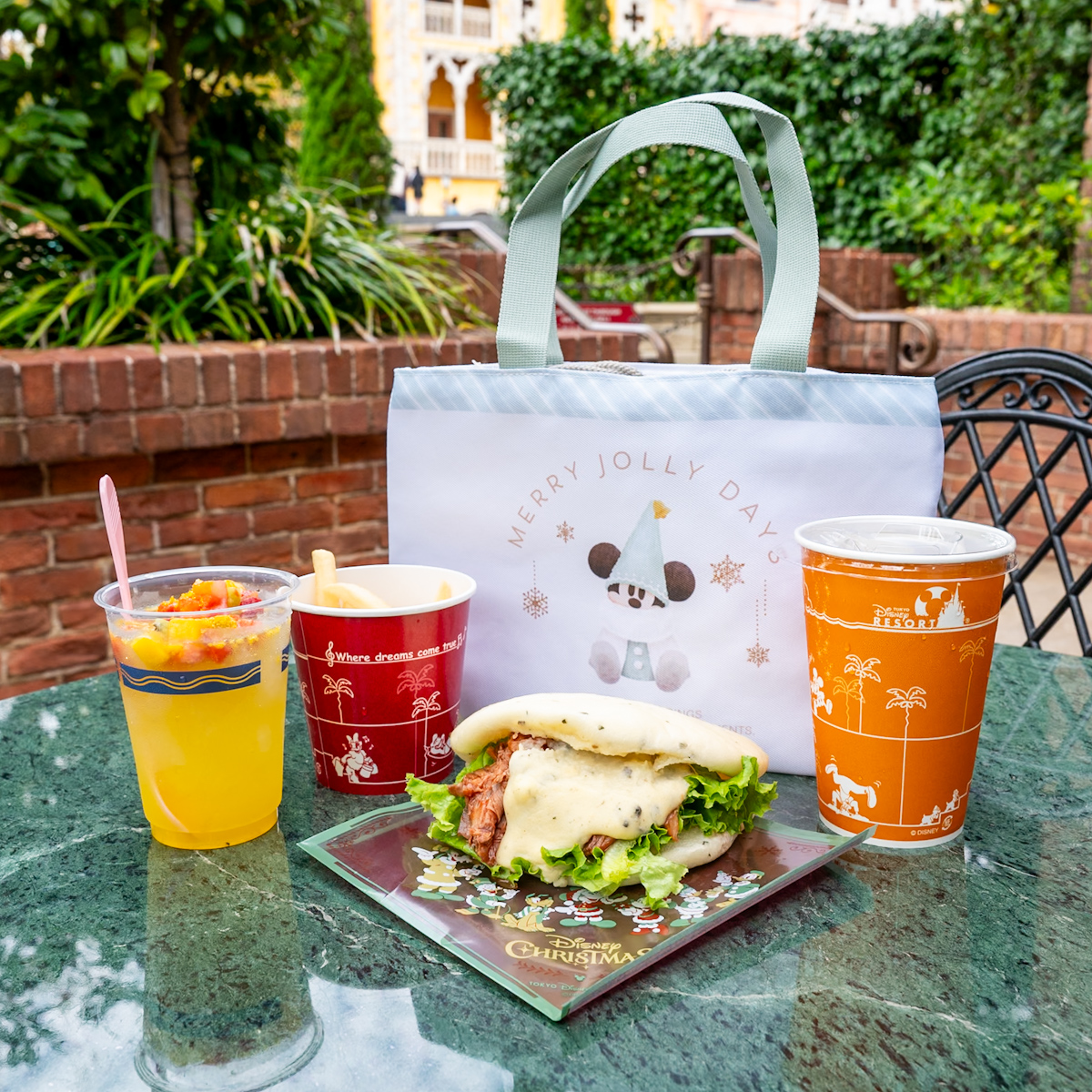 東京ディズニーシー「ニューヨーク・デリ」“ディズニー・クリスマス2025”スペシャルセット、スーベニアランチケース