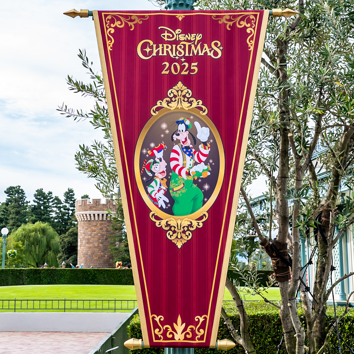 東京ディズニーランド“ディズニー・クリスマス2025”パレード「トイズ・ワンダラス・クリスマス!」グーフィー&マックスバナー