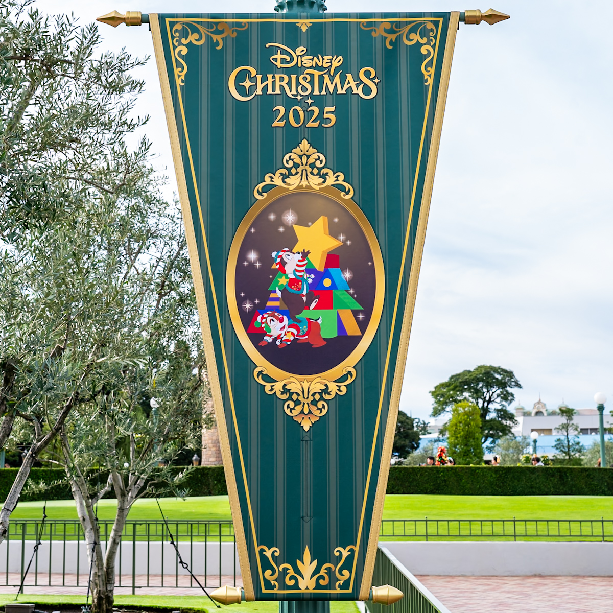 東京ディズニーランド“ディズニー・クリスマス2025”パレード「トイズ・ワンダラス・クリスマス!」チップ&デールバナー