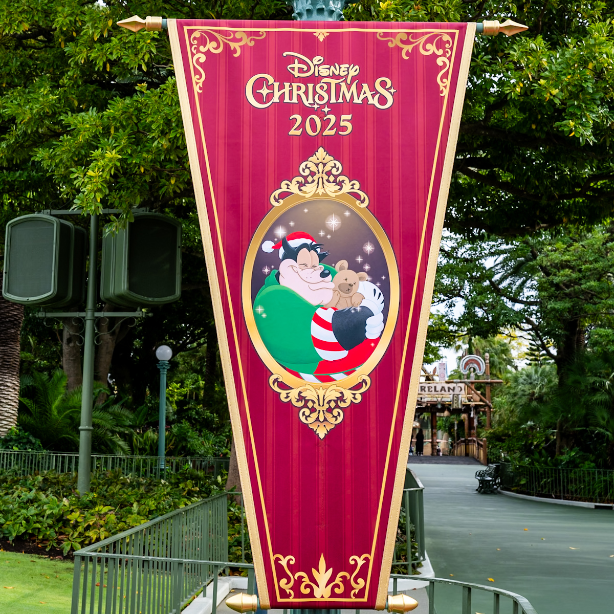 東京ディズニーランド“ディズニー・クリスマス2025”パレード「トイズ・ワンダラス・クリスマス!」ピートバナー