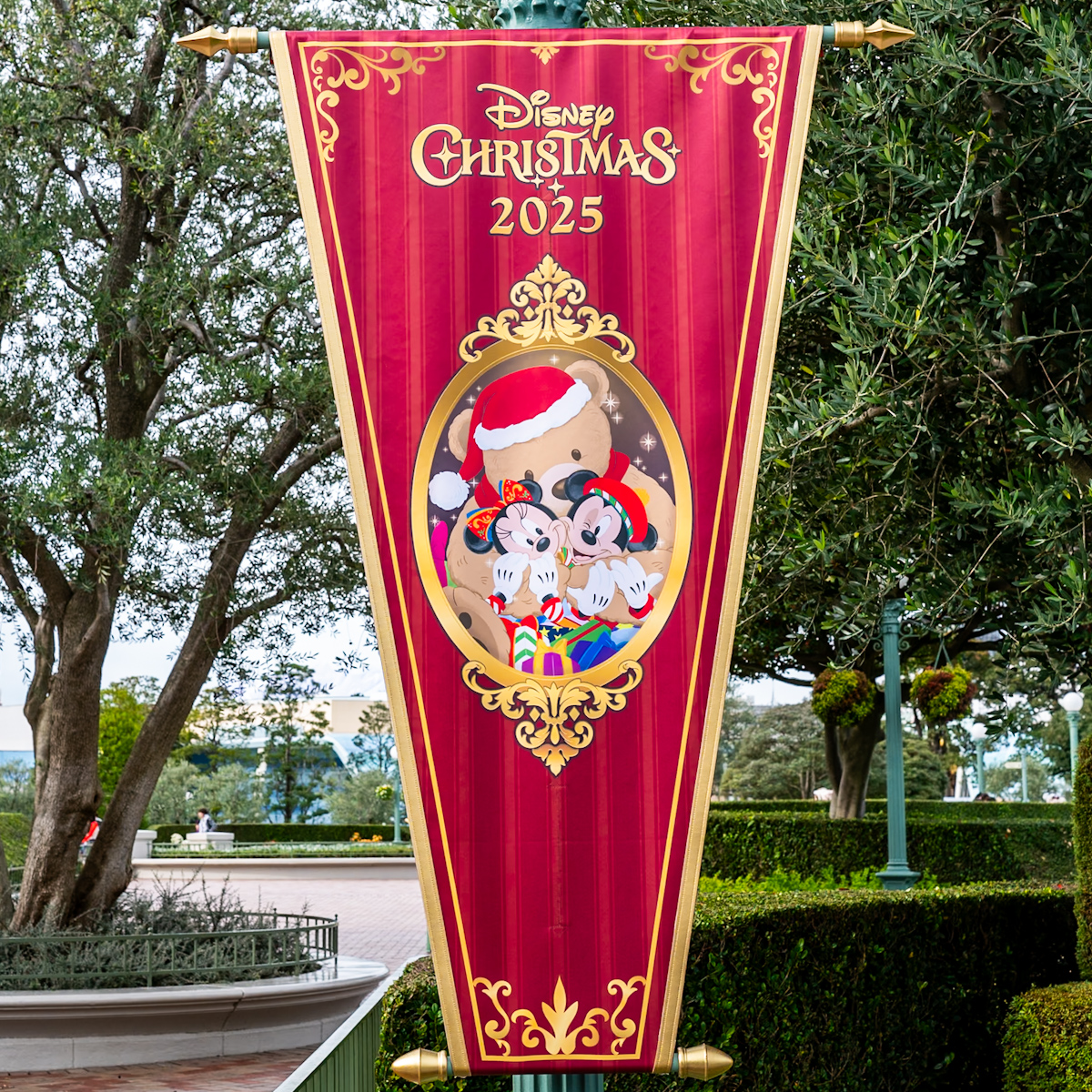 東京ディズニーランド“ディズニー・クリスマス2025”パレード「トイズ・ワンダラス・クリスマス!」ミッキー、ミニーバナー
