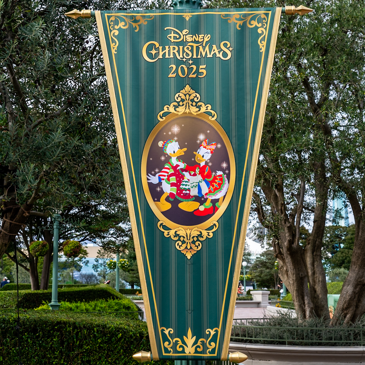 東京ディズニーランド“ディズニー・クリスマス2025”パレード「トイズ・ワンダラス・クリスマス!」ドナルド&デイジーバナー