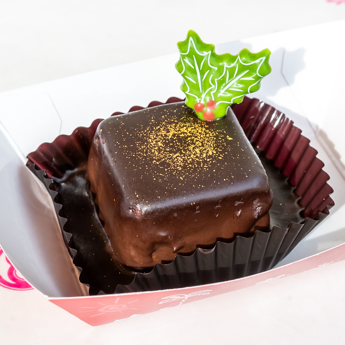 チョコレートケーキ（ナッツ入り）