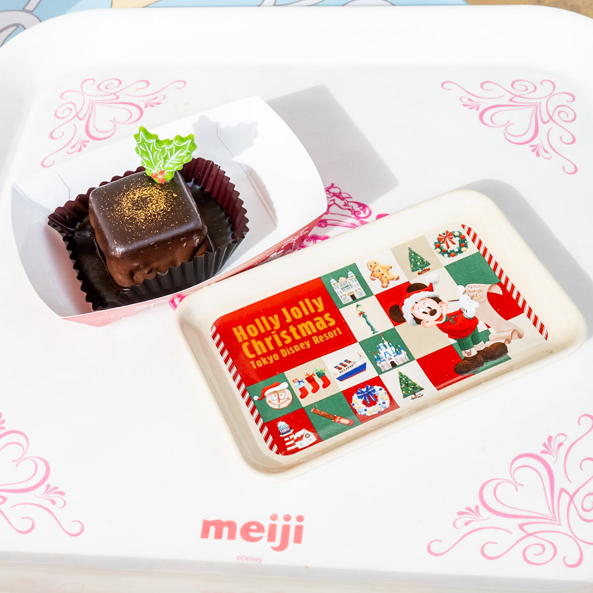東京ディズニーリゾート“ディズニー・クリスマス2025”チョコレートケーキ(ナッツ入り)、スーベニアプレート付き