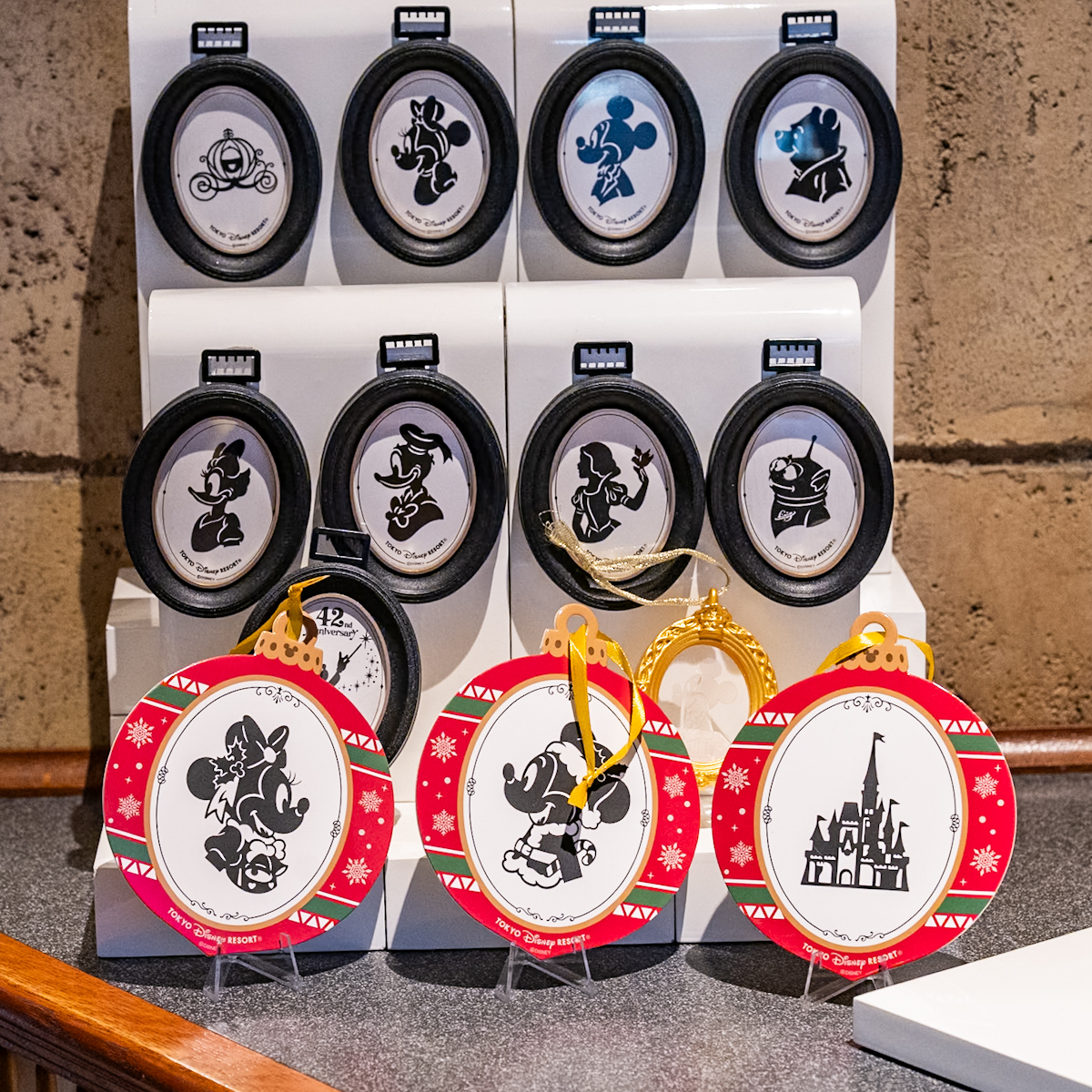 東京ディズニーランド「シルエットスタジオ」「スリーピーホエール・ショップ(カリカチュア制作)」などオーナメントデザイン