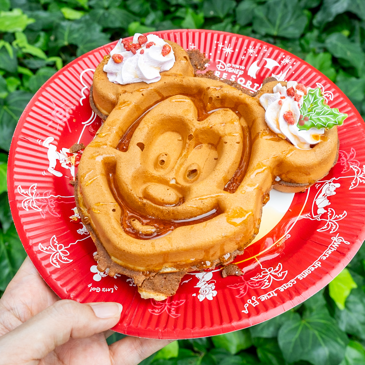 東京ディズニーランド「グレートアメリカン・ワッフルカンパニー」”ディズニー・クリスマス2025”ミッキーワッフル、ストロベリーホイップとメイプルソース付き1