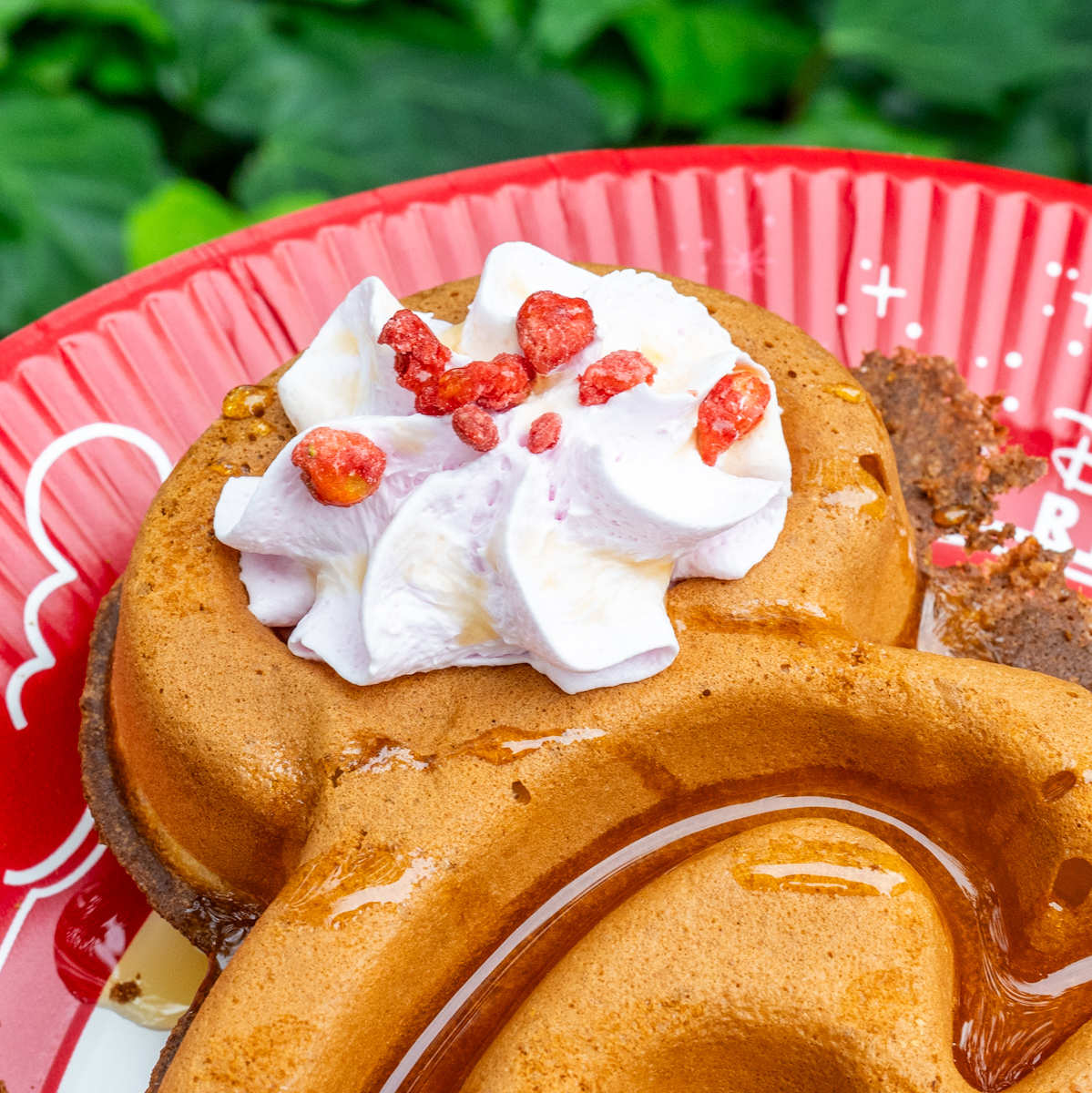 東京ディズニーランド「グレートアメリカン・ワッフルカンパニー」”ディズニー・クリスマス2025”ミッキーワッフル、ストロベリーホイップとメイプルソース付き2