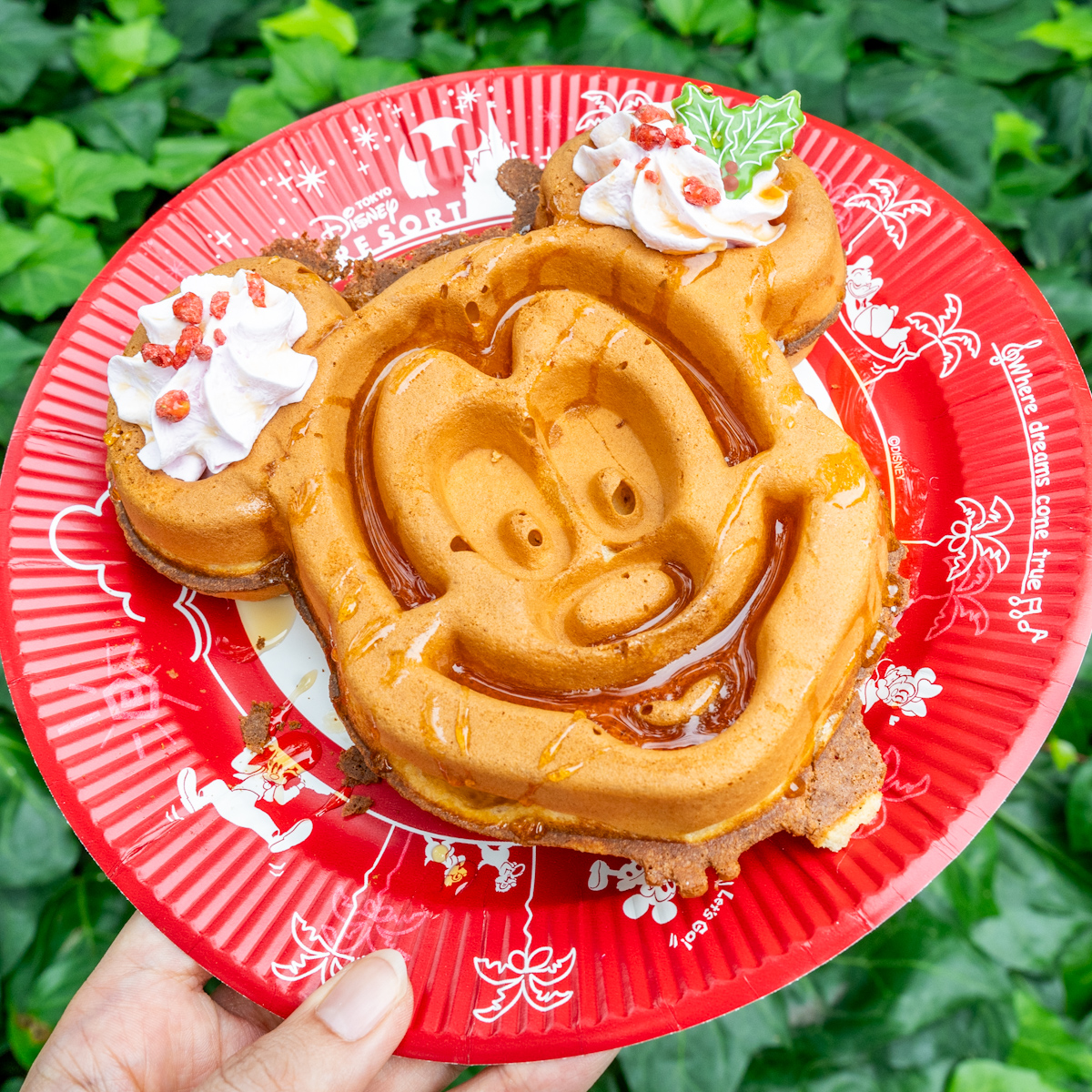 東京ディズニーランド「グレートアメリカン・ワッフルカンパニー」”ディズニー・クリスマス2025”ミッキーワッフル、ストロベリーホイップとメイプルソース付き