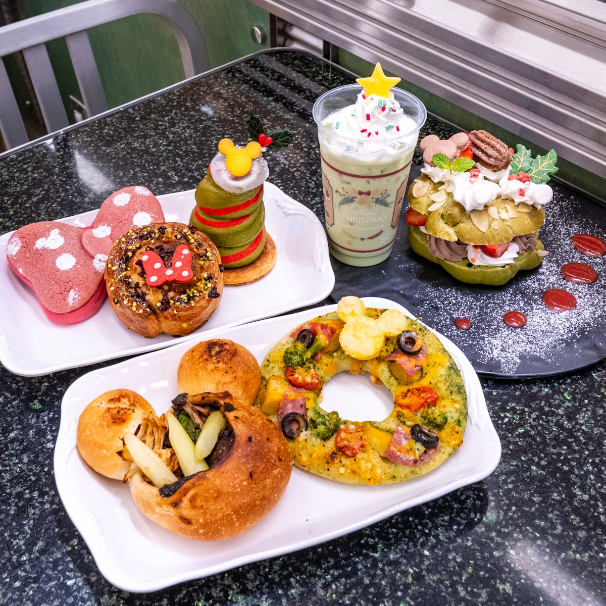 ディズニーアンバサダーホテル「チックタック・ダイナー」“ディズニー・クリスマス2025”メニュー