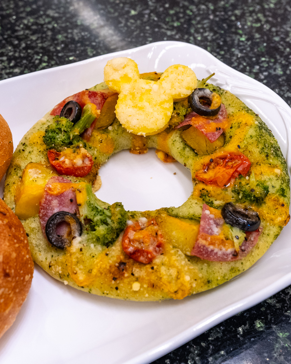 トマトとバジルのリースブレッド