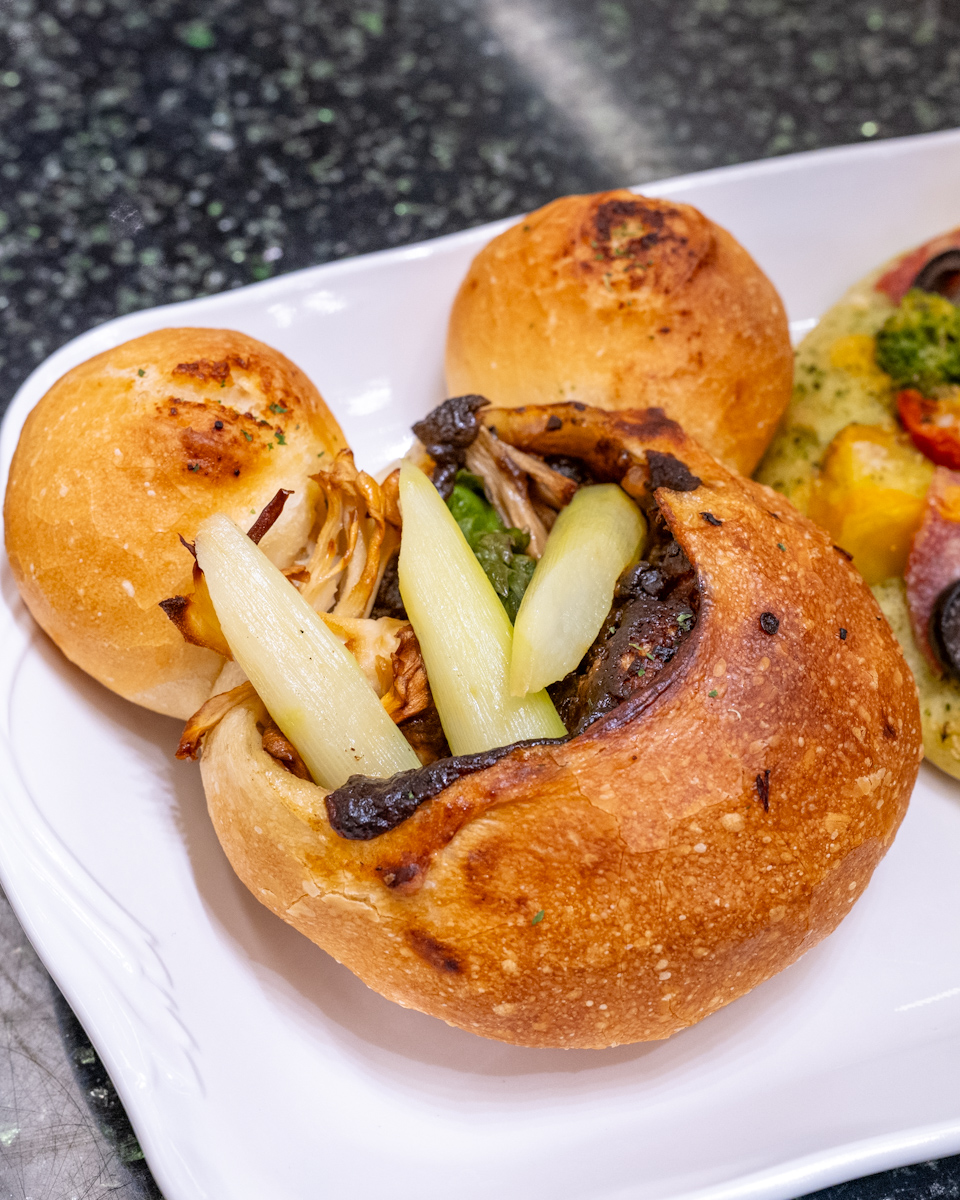 キノコシチューとガーリックブレッド