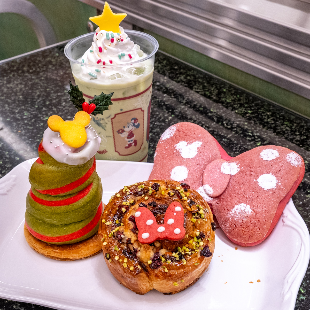 ディズニーアンバサダーホテル「チックタック・ダイナー」“ディズニー・クリスマス2025”スペシャルメニュー