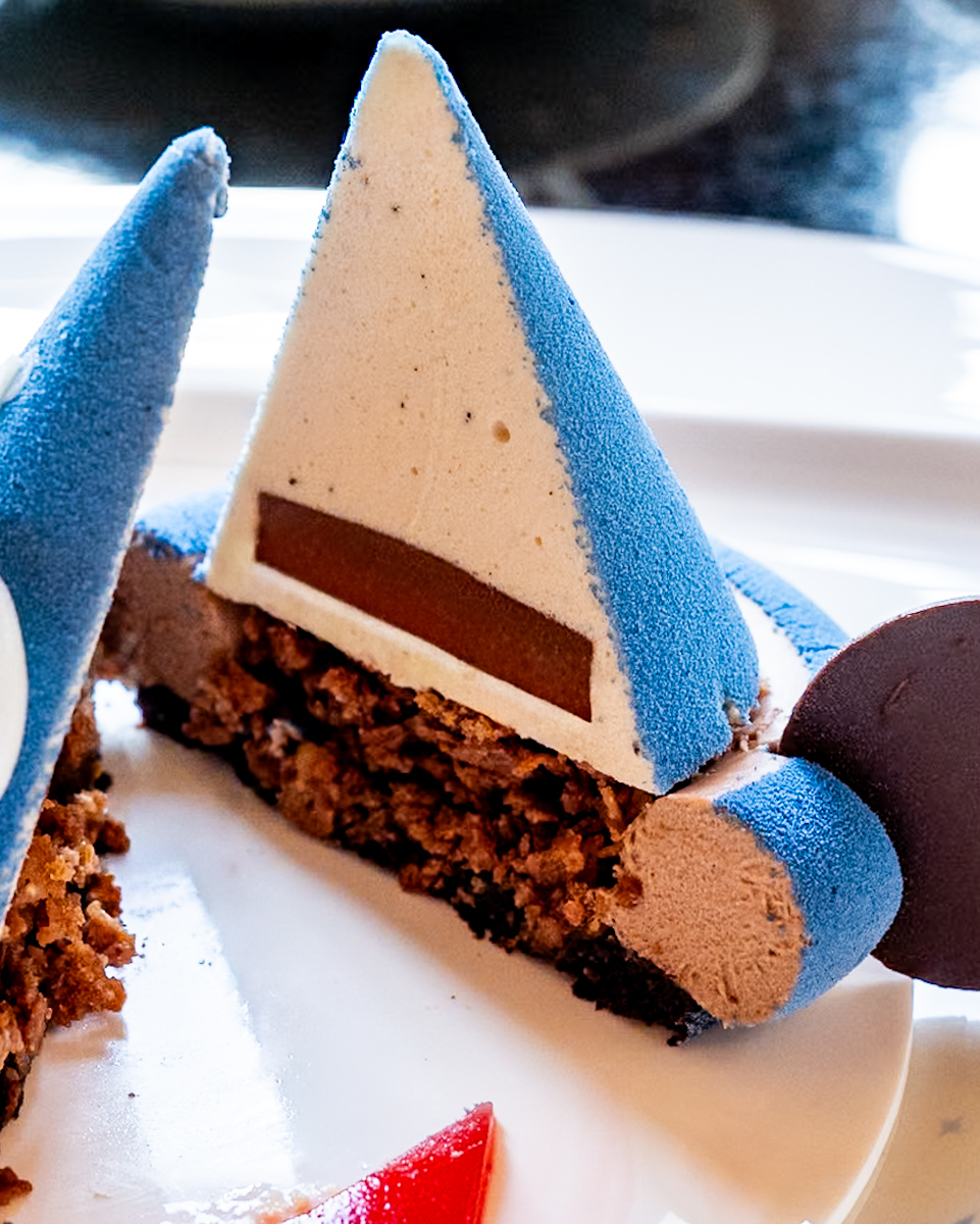 魔法使いの弟子ミッキー帽子ケーキ　断面