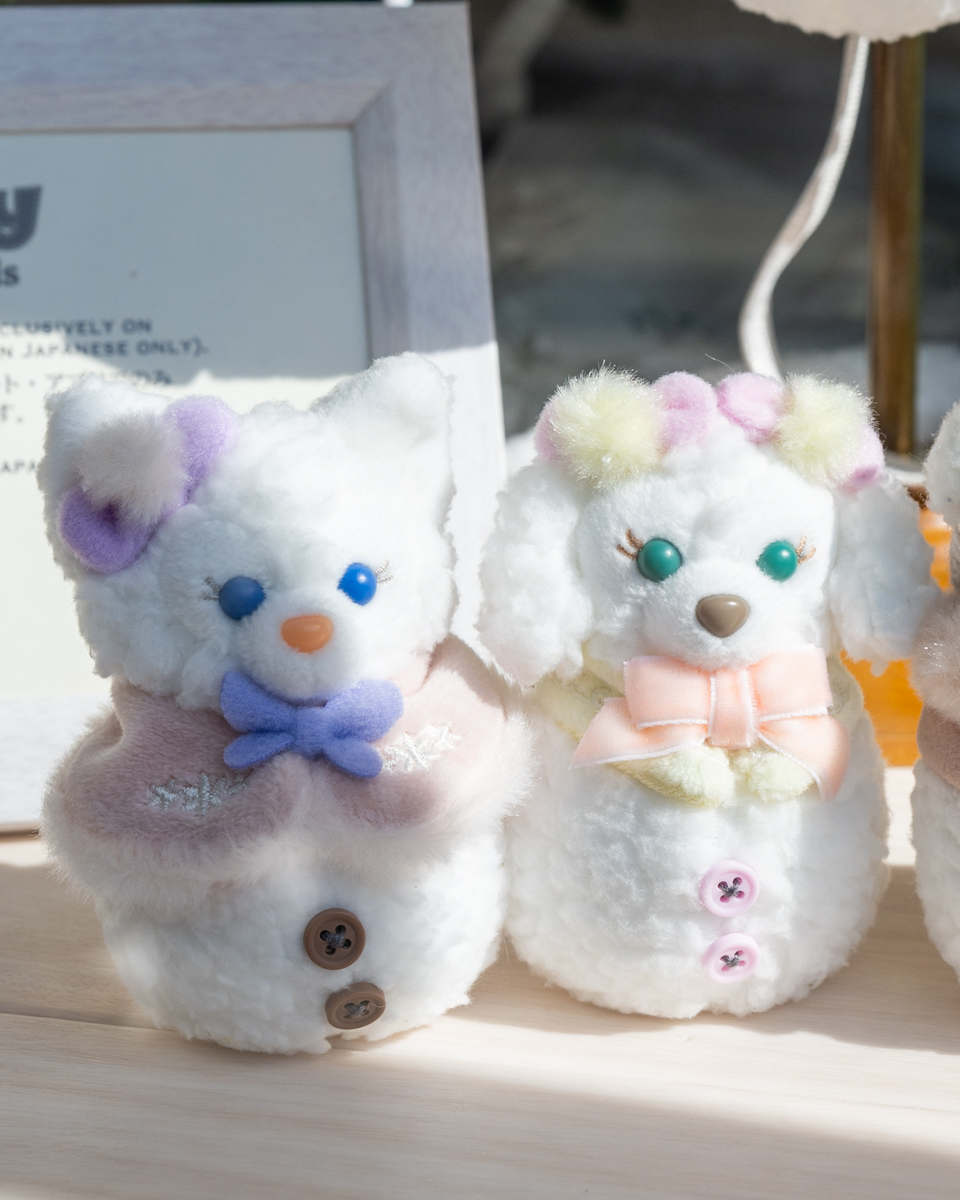 雪だるまオル・メルぬいぐるみチャーム 価格:2,300円 ポンポン付きのニット帽、マフラーをつけた雪だるまクッキー・アン、リーナ・ベルのぬいぐるみチャーム
