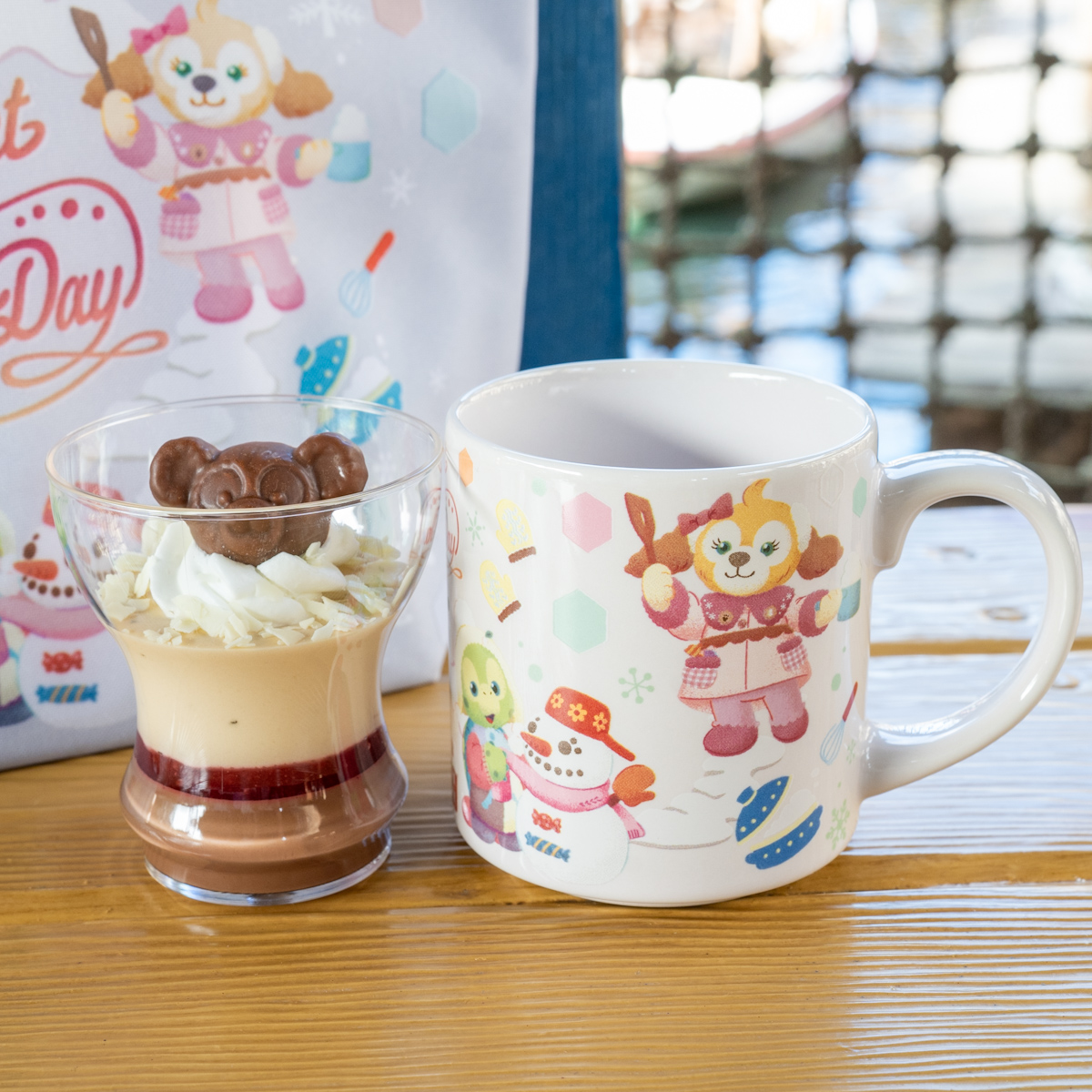 東京ディズニーシー「ダッフィー&フレンズのシークレット・オブ・スノーウィーデイ」チョコと紅茶のムース、スーベニアカップ