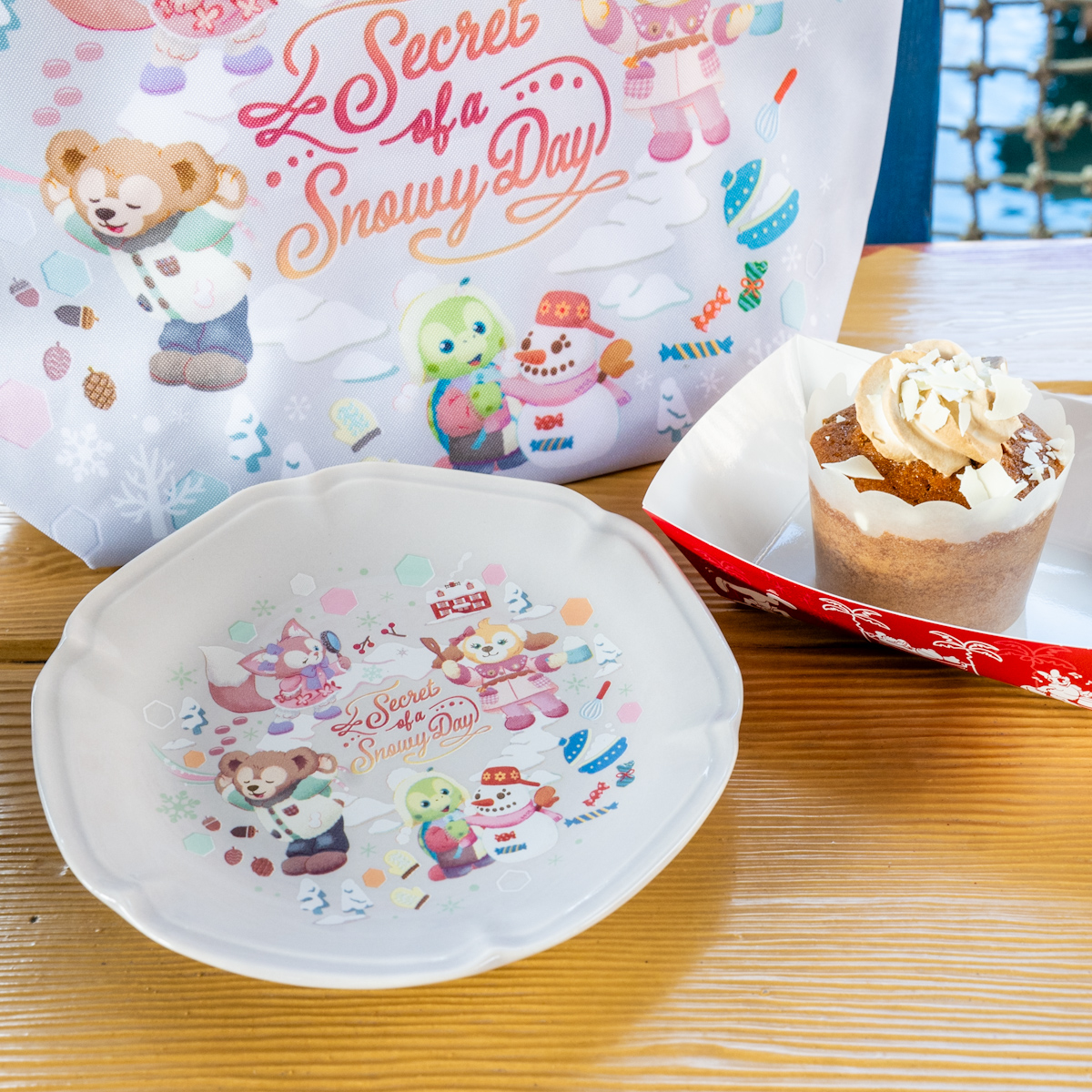 東京ディズニーシー「ダッフィー&フレンズのシークレット・オブ・スノーウィーデイ」カフェモカマフィン、スーベニアプレート付き