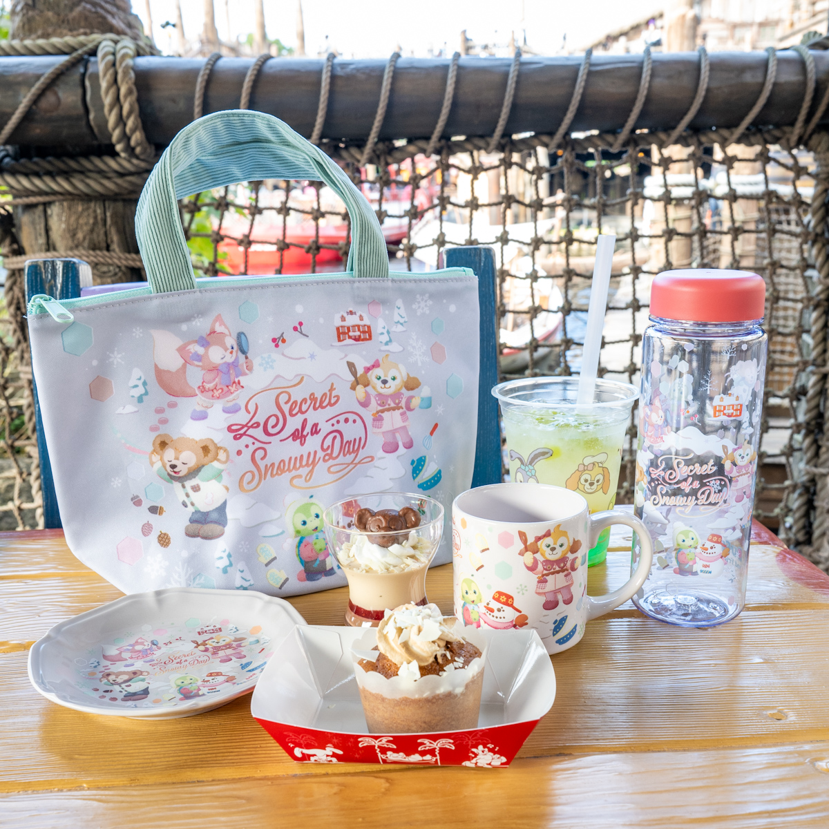 東京ディズニーシー「ダッフィー&フレンズのシークレット・オブ・スノーウィーデイ」チョコと紅茶のムース、スーベニアカップなどスーベニアまとめ