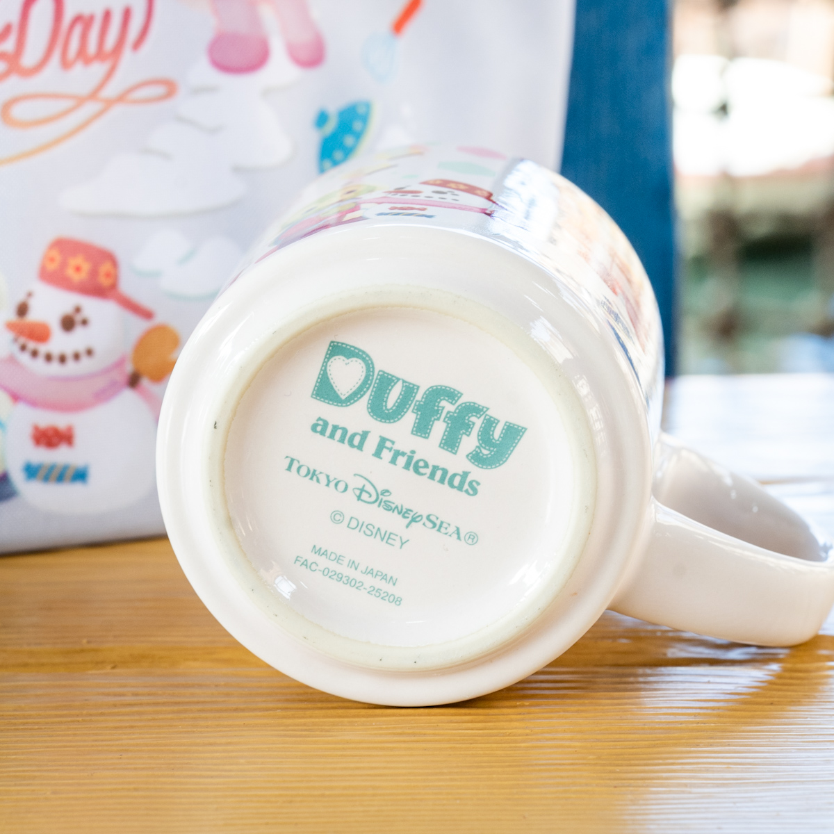 東京ディズニーシー「ダッフィー&フレンズのシークレット・オブ・スノーウィーデイ」チョコと紅茶のムース、スーベニアカップ　底面