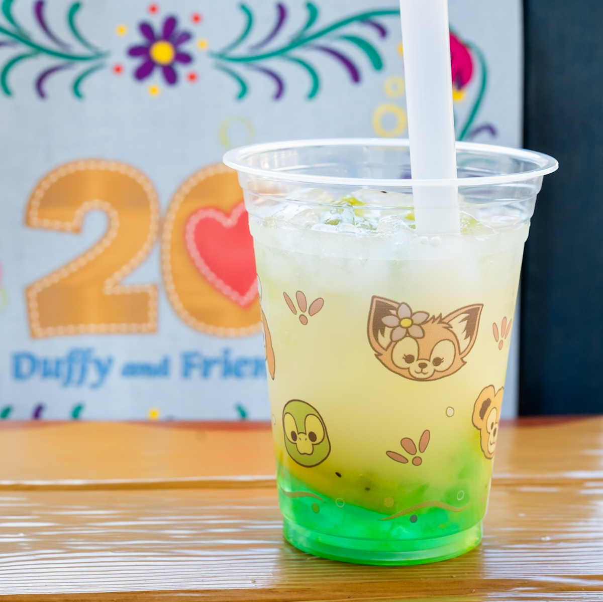 東京ディズニーシー「ダッフィー&フレンズのシークレット・オブ・スノーウィーデイ」スペシャルドリンク（乳酸菌飲料、レモン、キウイ、アップルシロップ）3