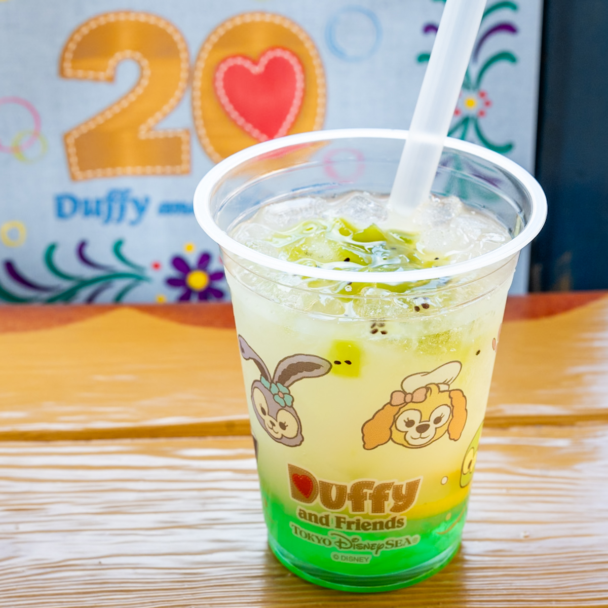 東京ディズニーシー「ダッフィー&フレンズのシークレット・オブ・スノーウィーデイ」スペシャルドリンク（乳酸菌飲料、レモン、キウイ、アップルシロップ）