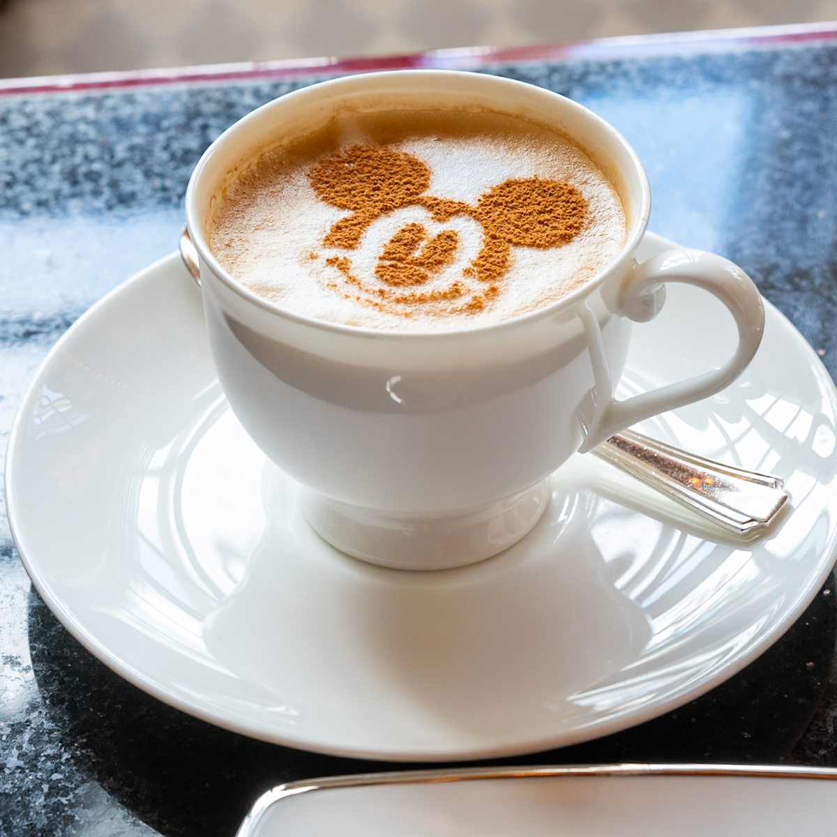 ハイピリオン・ラウンジ　カプチーノ　ミッキーデザイン