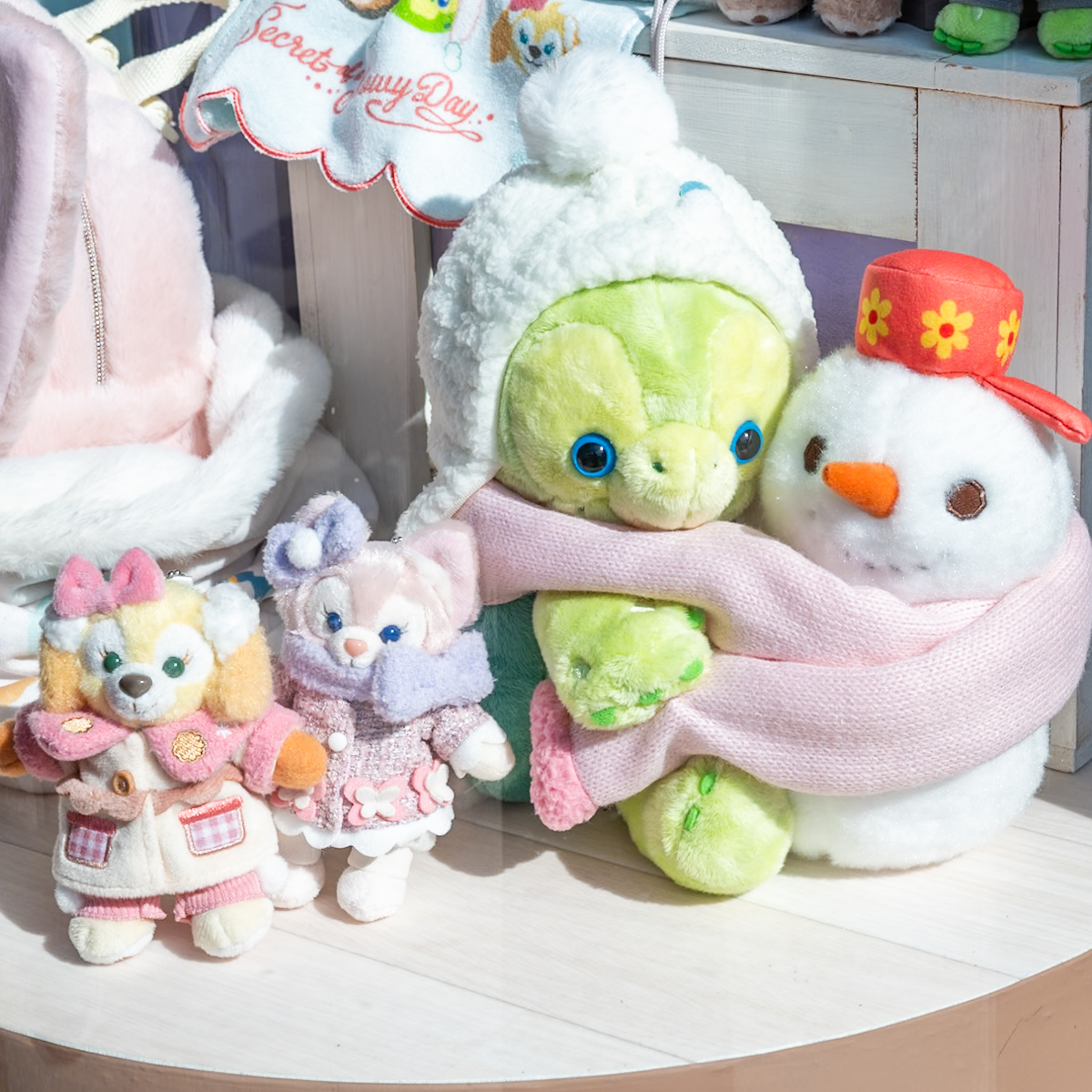 ”雪の日のひみつ”を探すダッフィーたちがかわいい！東京ディズニーシー「ダッフィー＆フレンズのシークレット・オブ・スノーウィーデイ」スペシャルグッズ・お土産