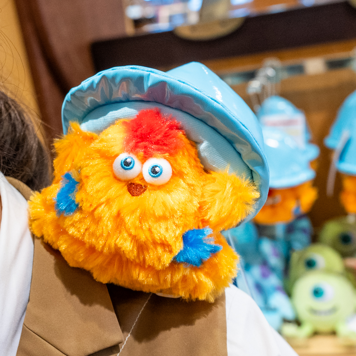 東京ディズニーランド『モンスターズ・インク”ライド&ゴーシーク！”』ロッキー肩のせぬいぐるみ1
