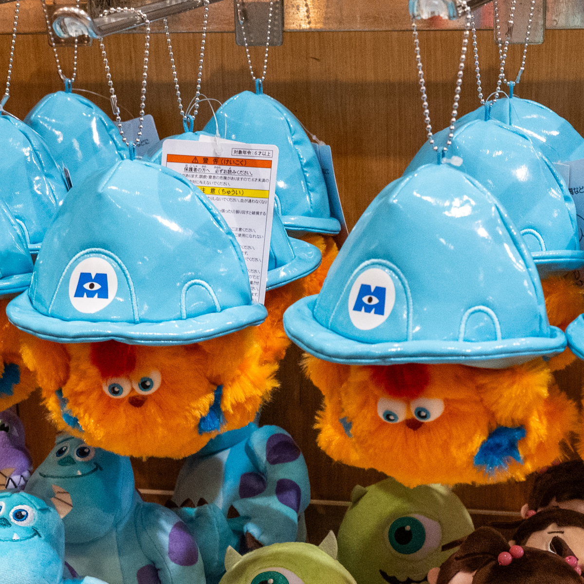 東京ディズニーランド『モンスターズ・インク”ライド&ゴーシーク！”』ロッキー肩のせぬいぐるみ