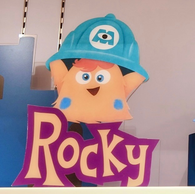 東京ディズニーランド『モンスターズ・インク”ライド&ゴーシーク！”』ロッキー肩のせぬいぐるみ　デコレーション