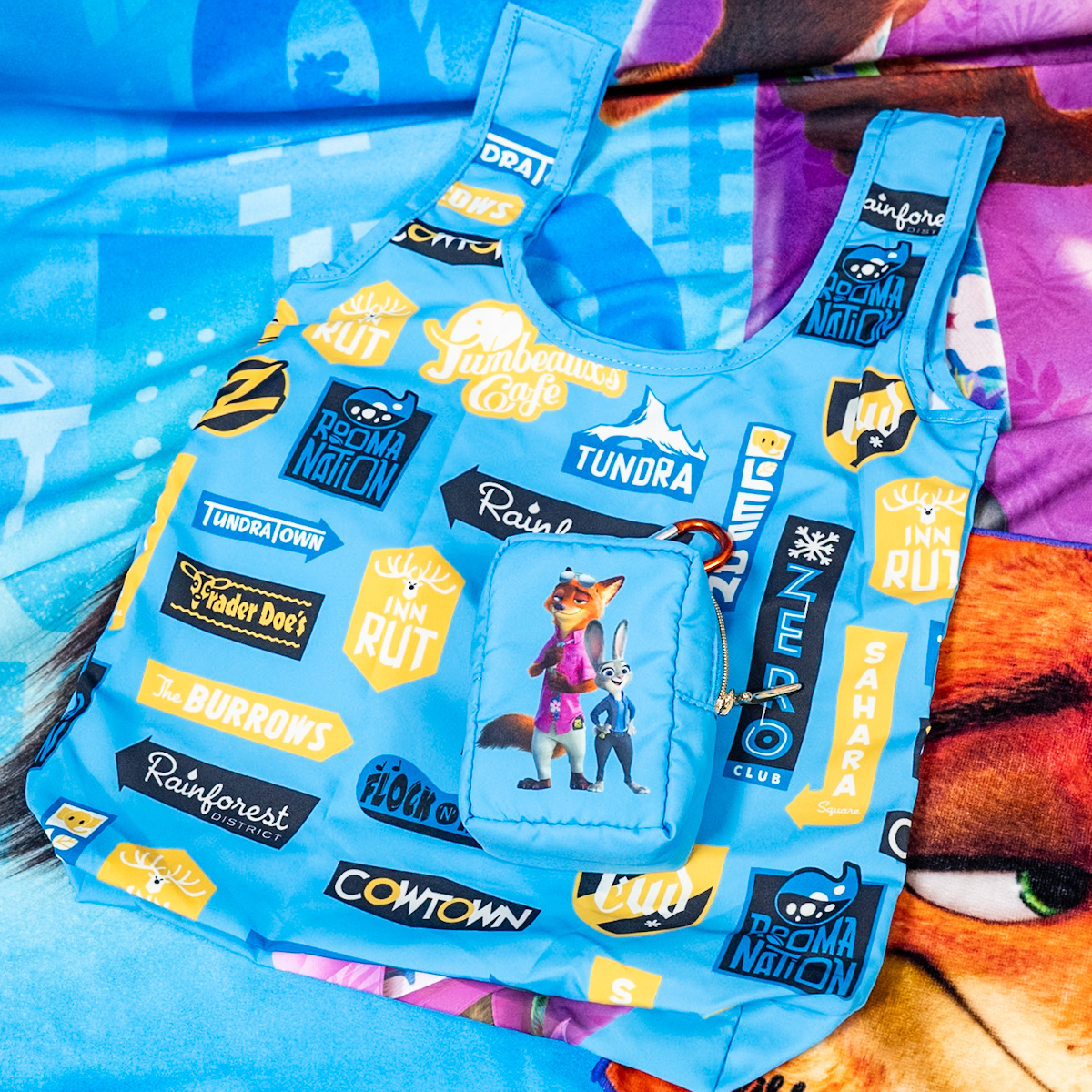 裏面には、「ズートピア」の市街地に並ぶお店の看板をずらっと配置