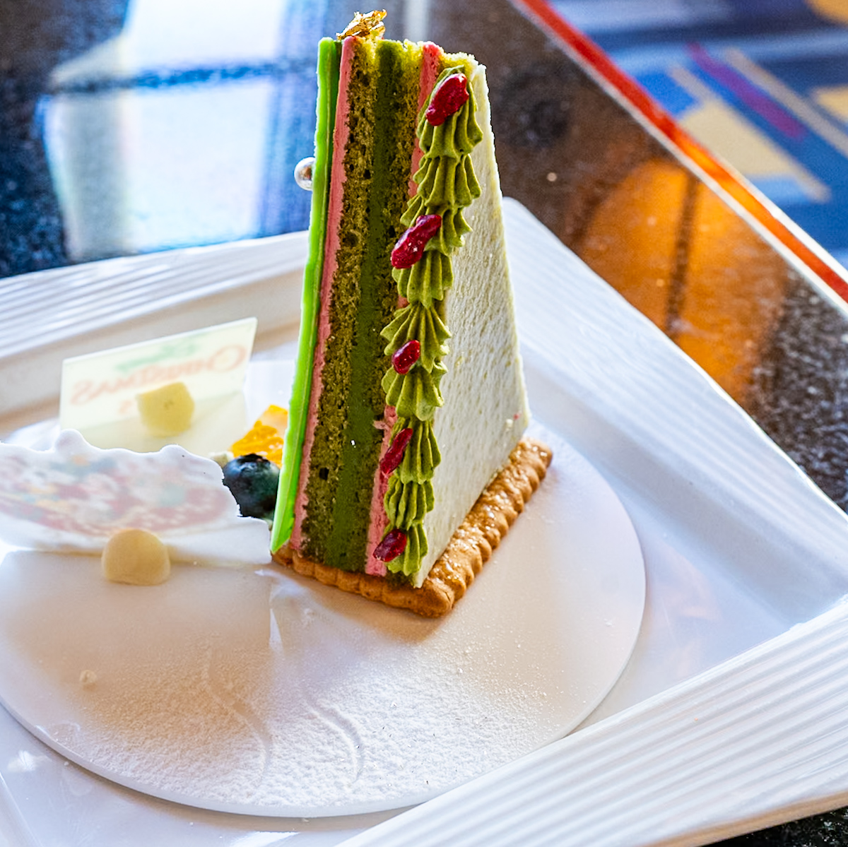 抹茶とラズベリーのケーキ