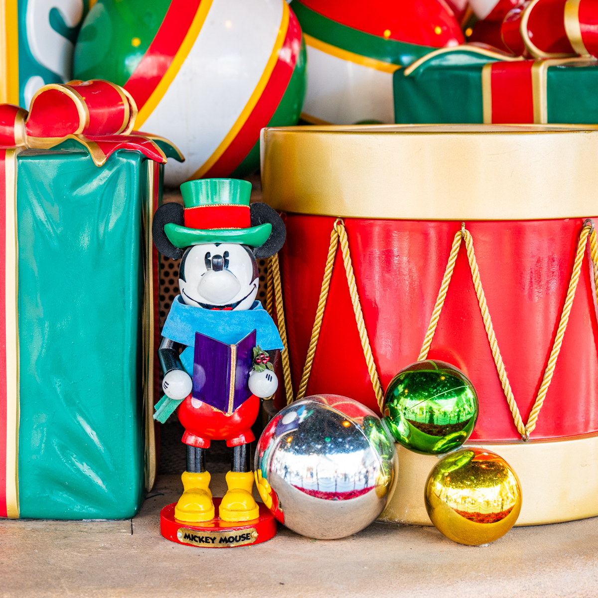 ワールドバザールクリスマスツリー　プレゼント　ミッキー