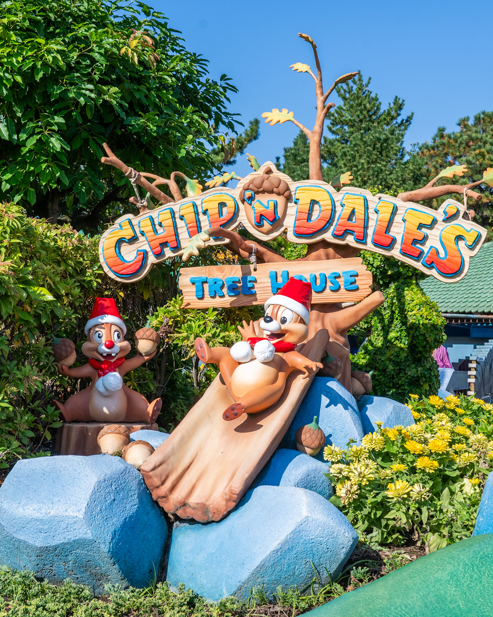 サンタコスチュームのチップとデール　トゥーンタウン