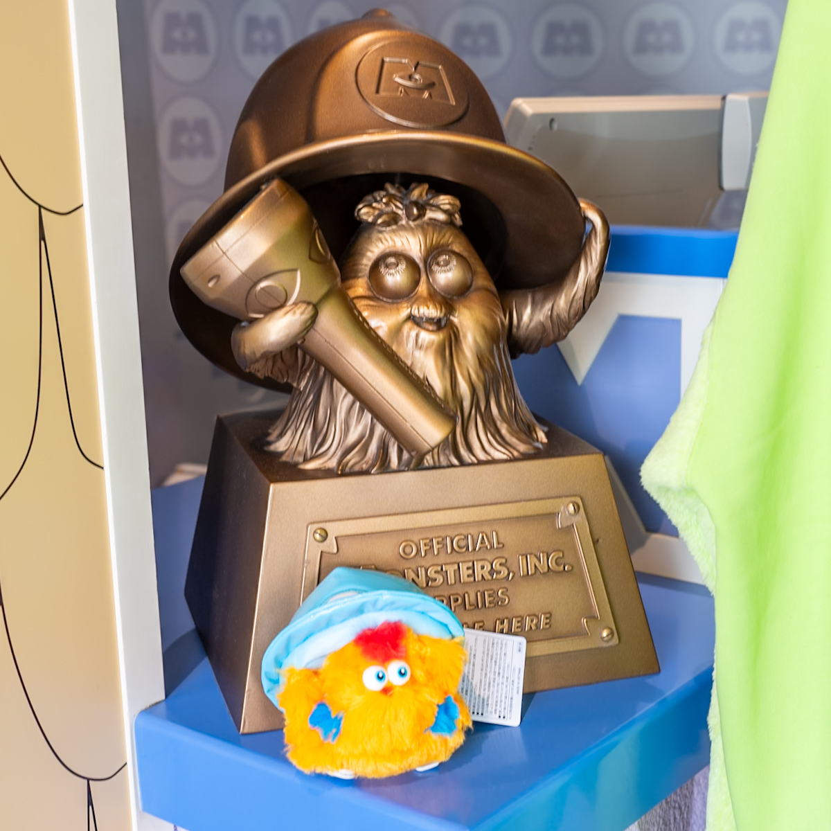 東京ディズニーランド『モンスターズ・インク”ライド&ゴーシーク!”』ロッキー肩のせぬいぐるみ 置き物