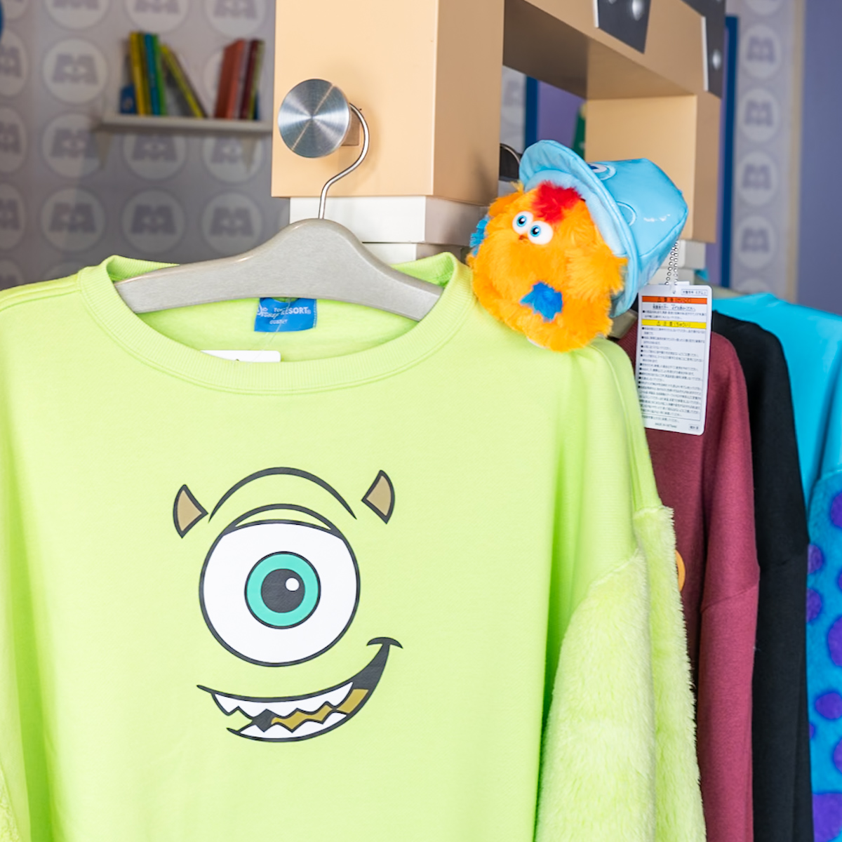 東京ディズニーランド『モンスターズ・インク”ライド&ゴーシーク!”』ロッキー肩のせぬいぐるみ3