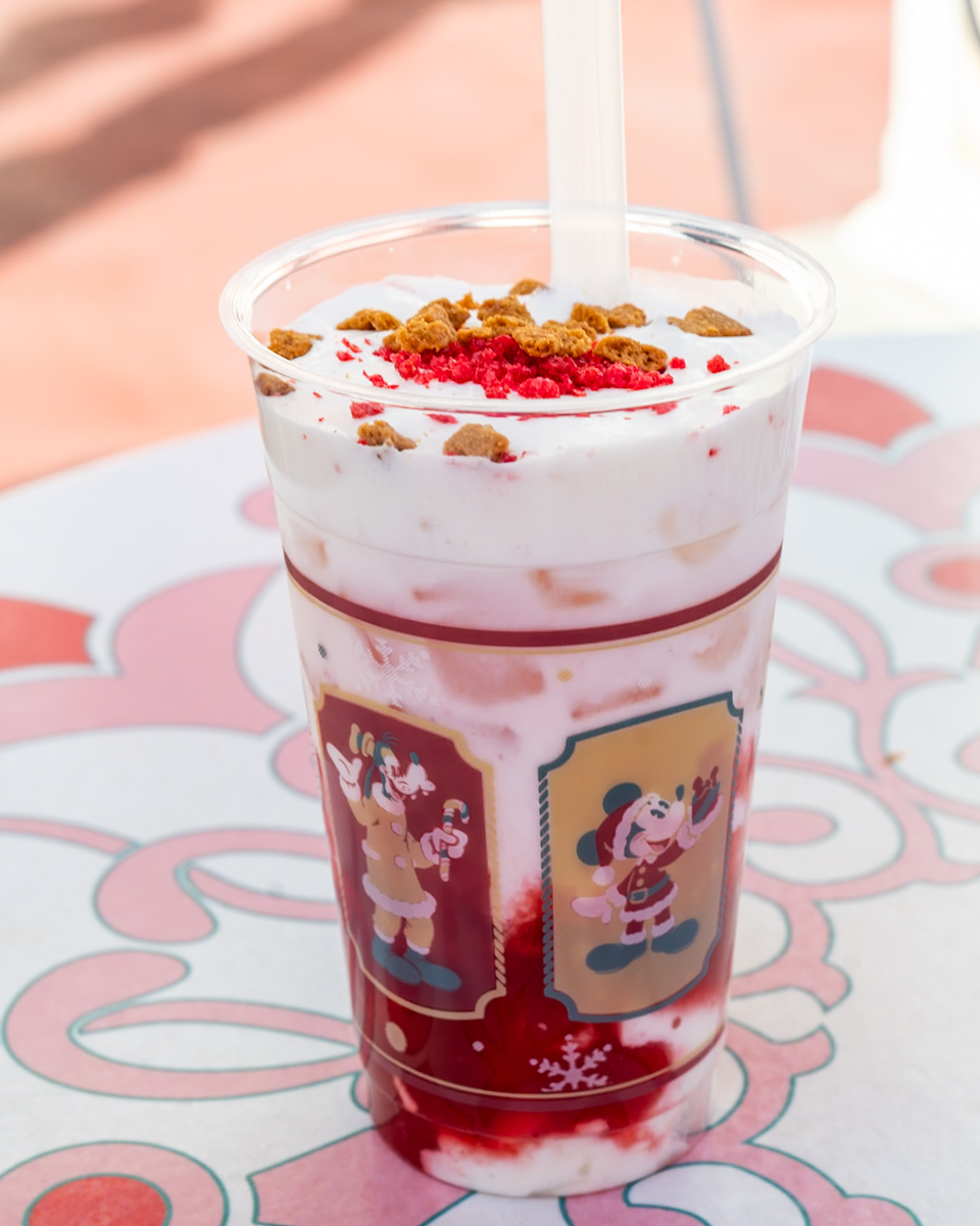 東京ディズニーリゾート“ディズニー・クリスマス2025”スペシャルドリンク(苺ミルク)　ミッキー、グーフィー