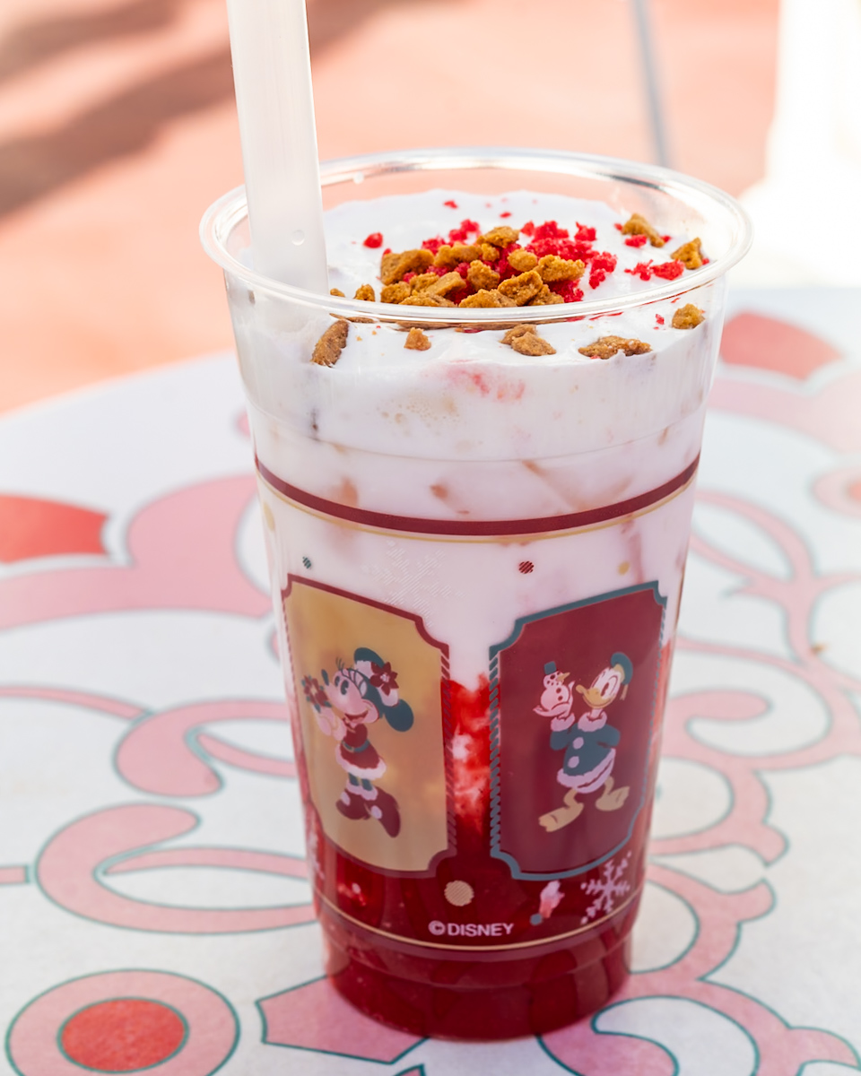 東京ディズニーリゾート“ディズニー・クリスマス2025”スペシャルドリンク(苺ミルク)　ミニー、ドナルド