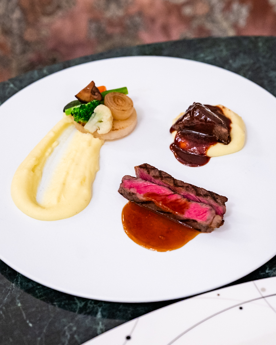 国産牛サーロインのグリル エシャロットソース 牛ほほ肉の赤ワイン煮込みを添えて