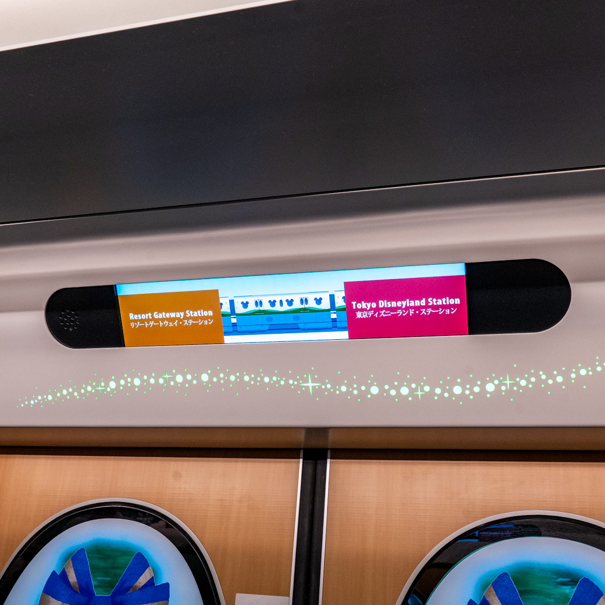 ディズニーリゾートライン“ディズニー・クリスマス2025”ディズニー・クリスマス・ライナー　案内表示