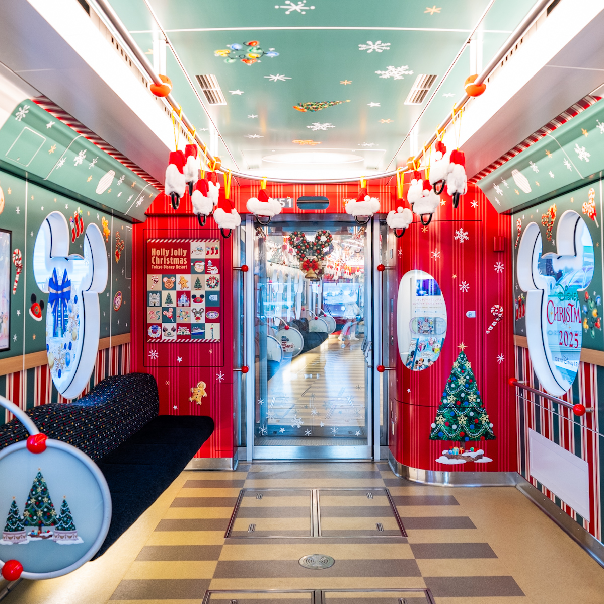 ディズニーリゾートライン“ディズニー・クリスマス2025”ディズニー・クリスマス・ライナー1