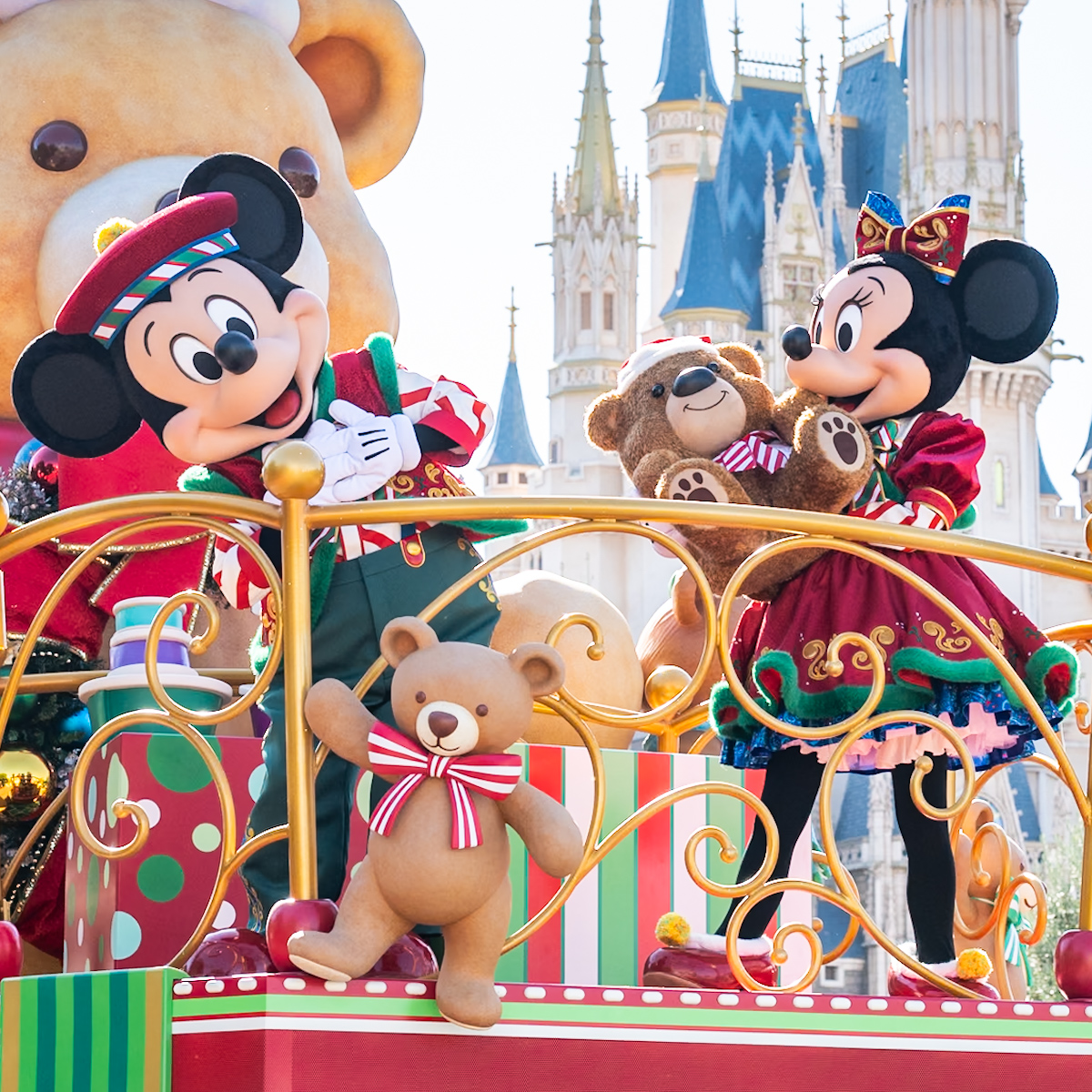 テディベアがいっぱいのフロート ミッキーとミニー