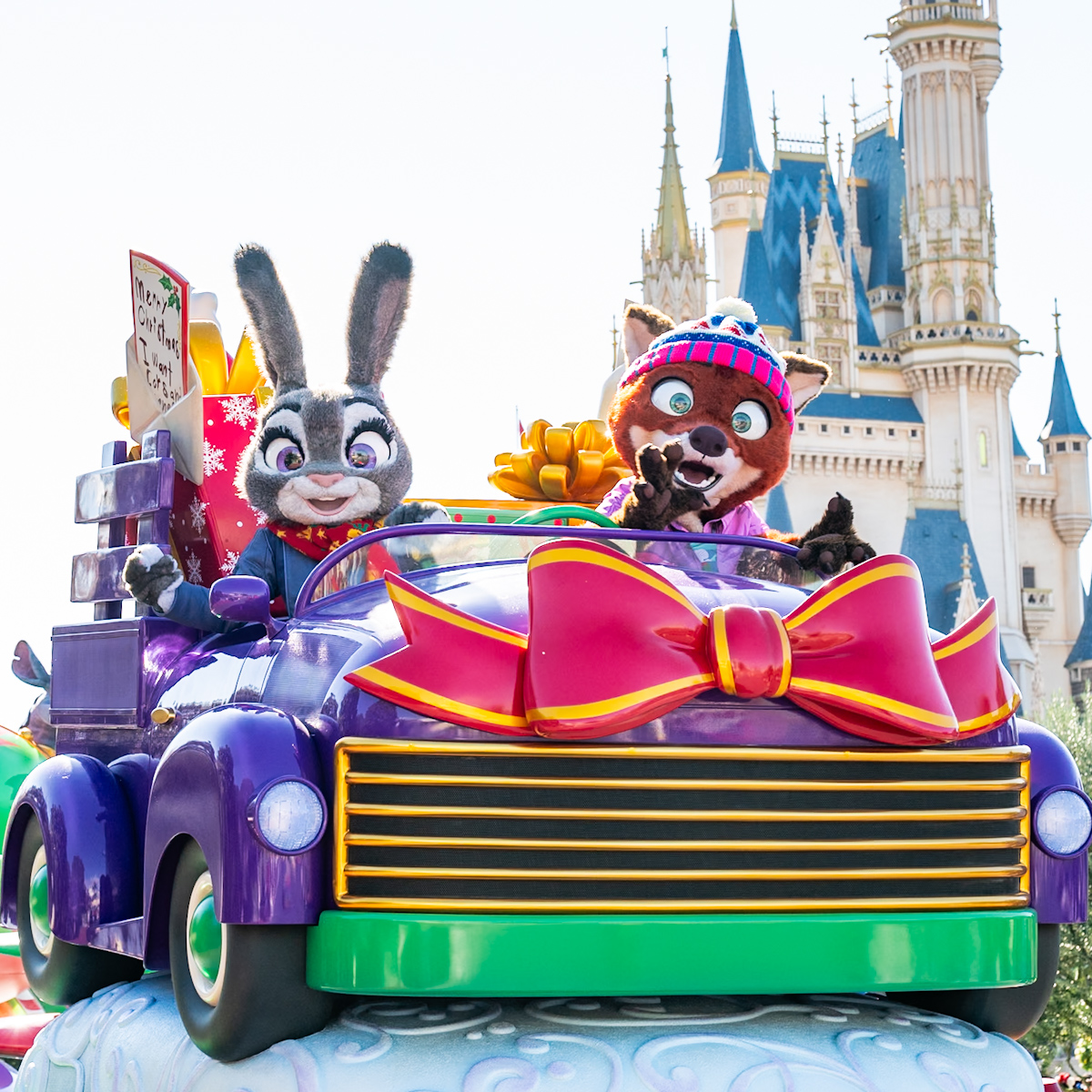 乗り物大好きっ子の願いを乗せたフロート ニックとジュディ